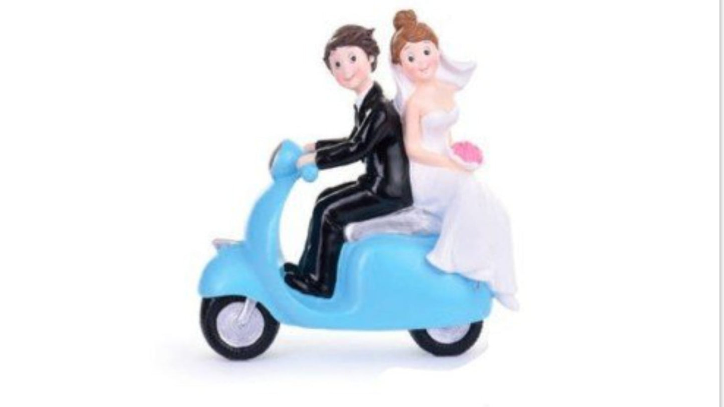 STATUINA SPOSI CON VESPA