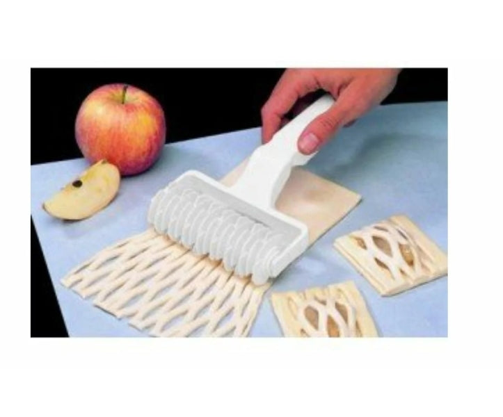 RHOMBUS-SHAPED PASTA CUTTER ROLLER